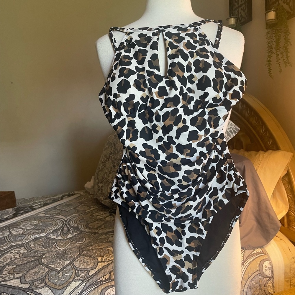 Ellen Tracy Animal Print One Piece Swimsuit NWOT
Size 6